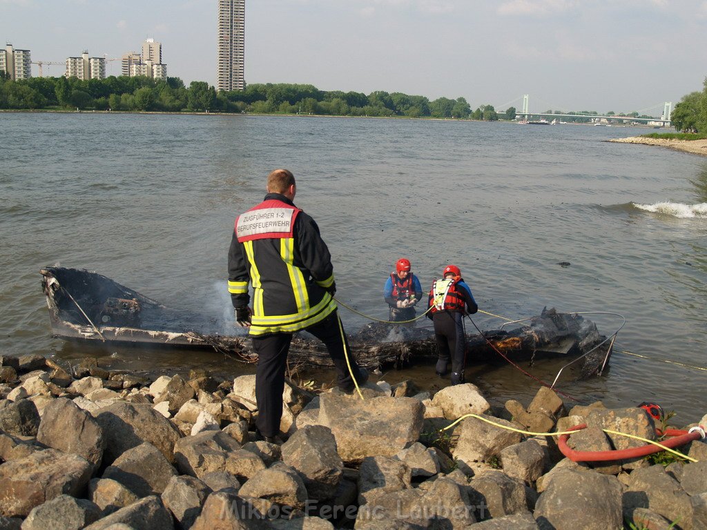 Kleine Yacht abgebrannt Koeln Hoehe Zoobruecke Rheinpark P084.JPG